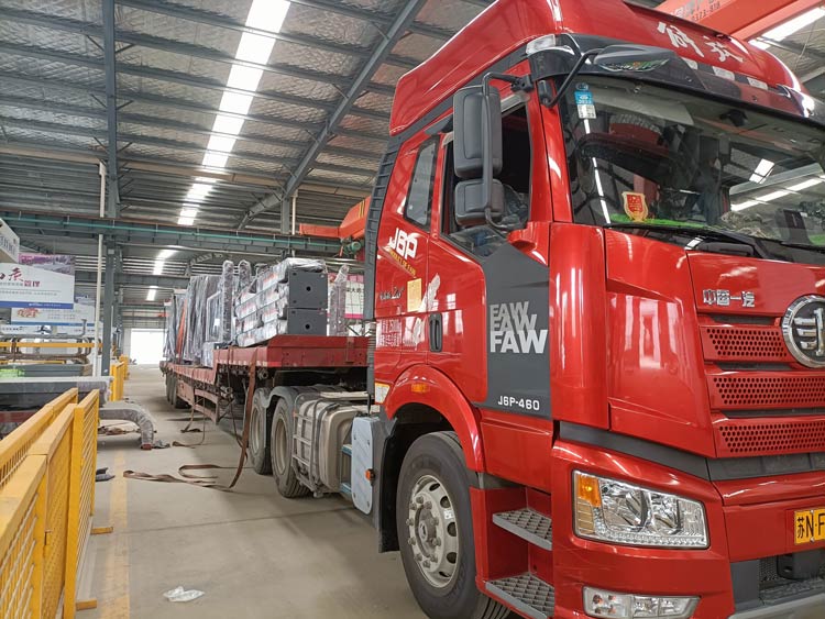 榮大第二批不銹鋼公交候車亭發(fā)往山東