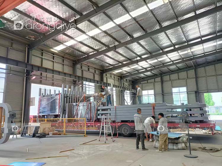 河南智能候車(chē)亭第六批正在裝車(chē)