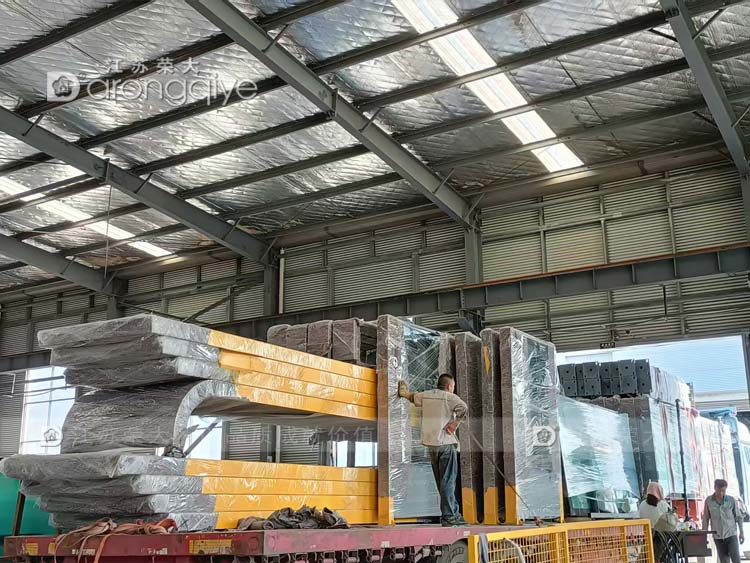 河南智慧候車(chē)亭正在裝車(chē)