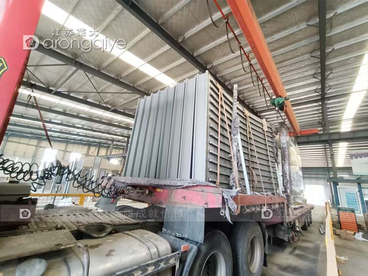 山東公交候車亭正在裝車